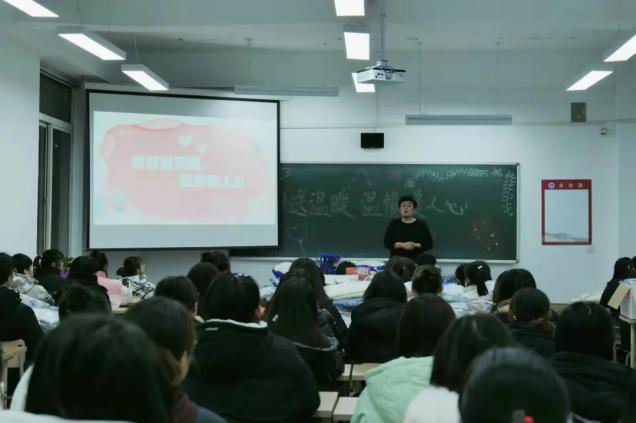 寒冬送溫暖，情暖學子心——我校為家庭經濟困難學生發(fā)放越冬衣物